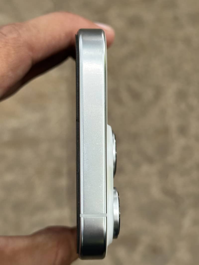 Apple iPhone 16 Pro 1