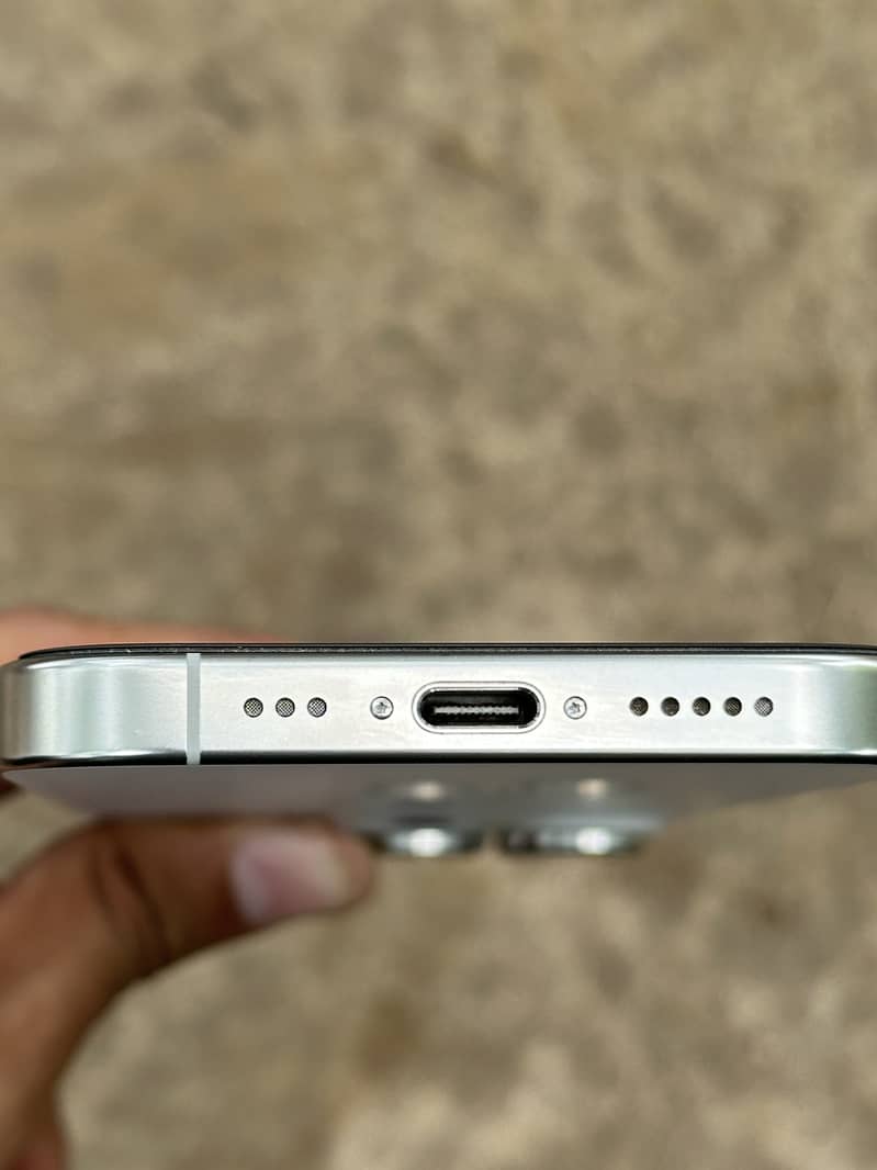 Apple iPhone 16 Pro 2