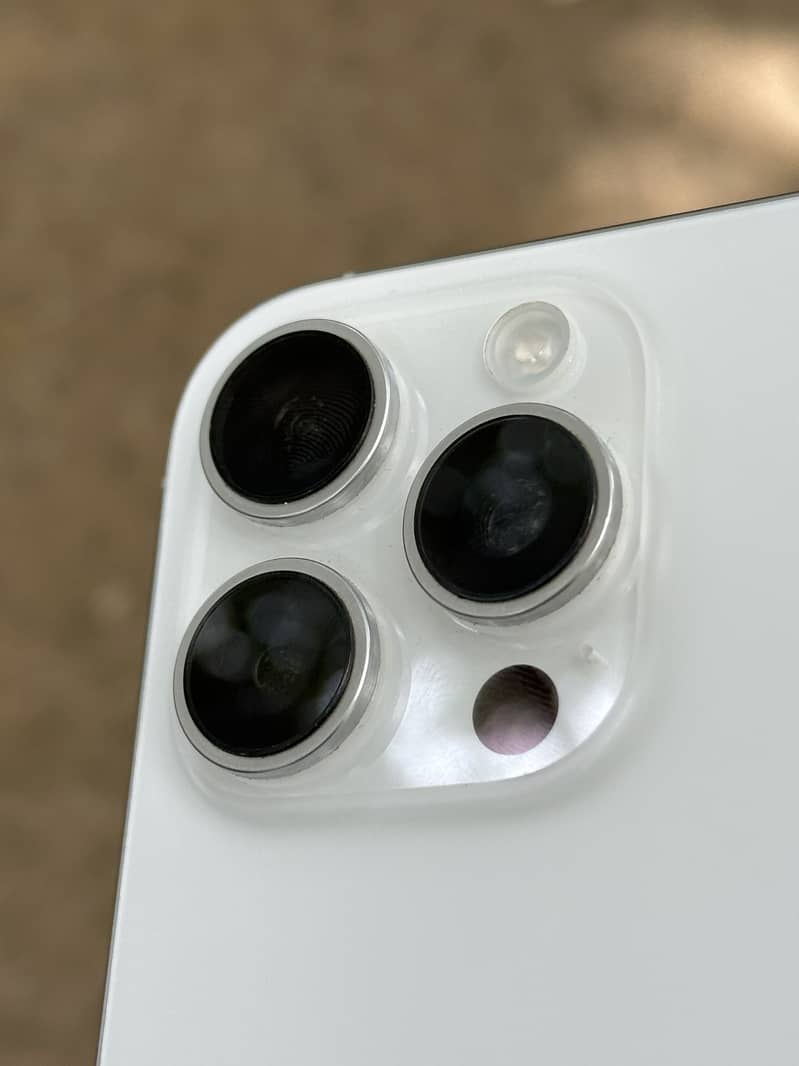 Apple iPhone 16 Pro 3