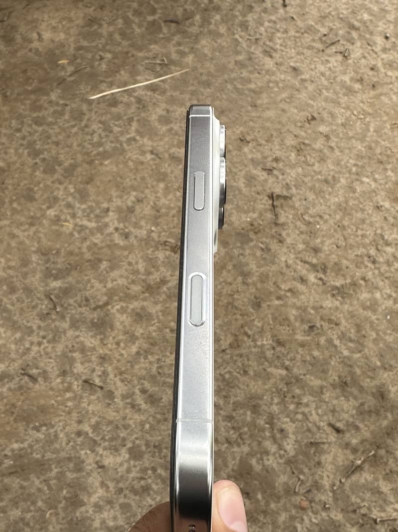 Apple iPhone 16 Pro 4