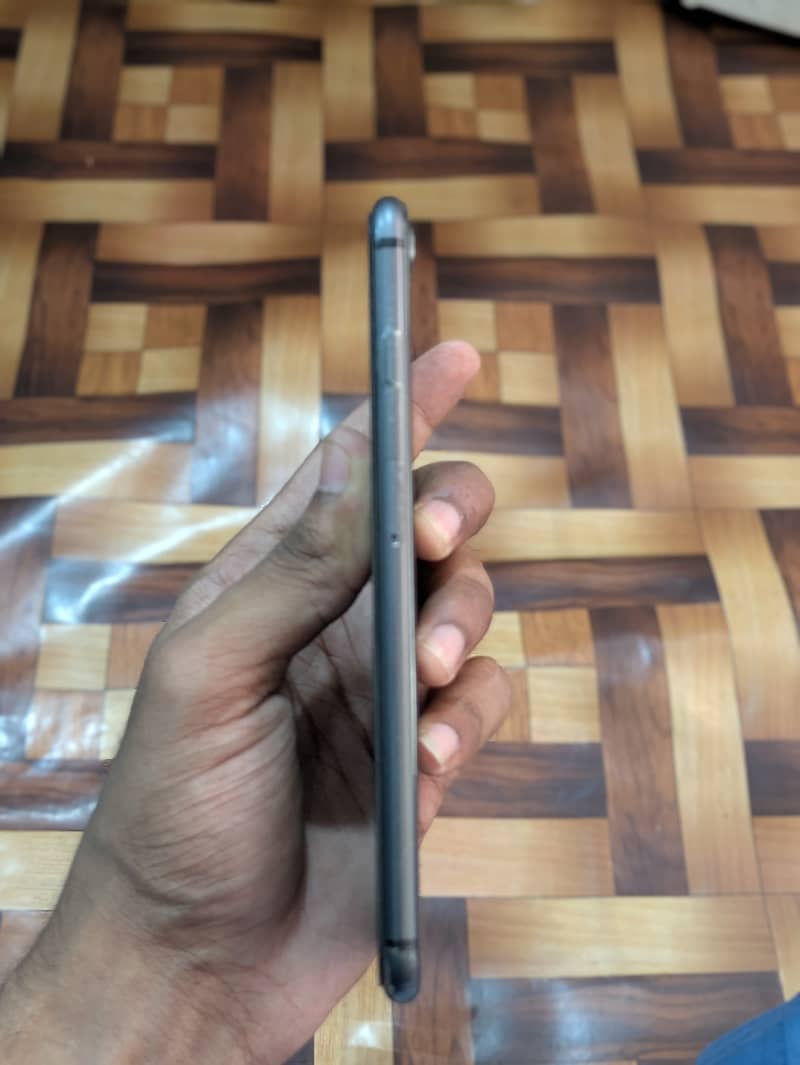 Apple iPhone 8 Plus 4