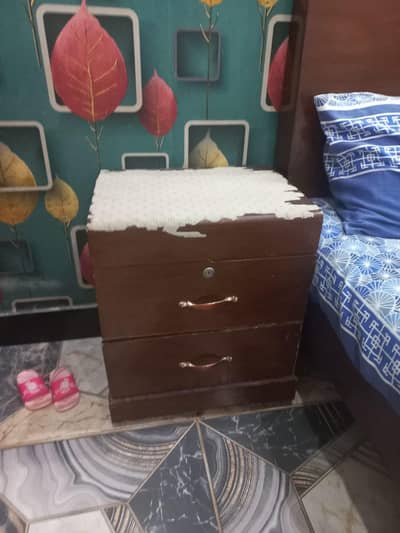 BED WITH 2 SIDE TABLE