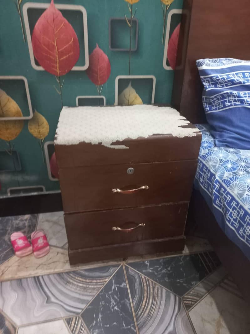 BED WITH 2 SIDE TABLE 0