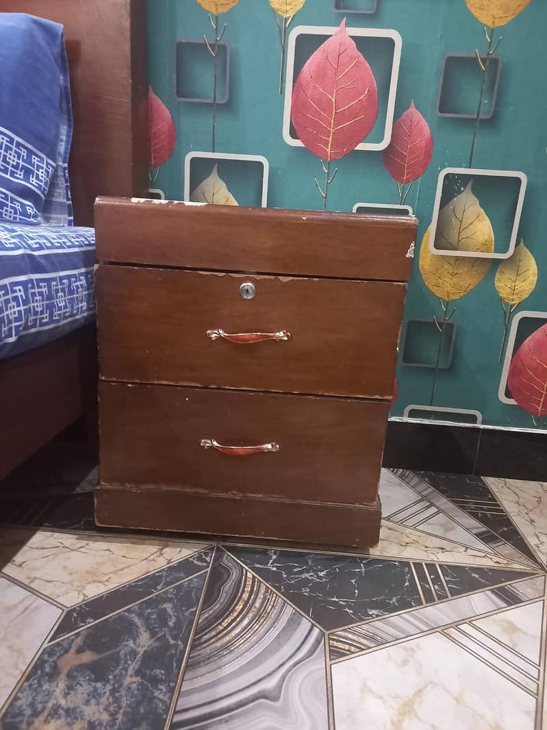 BED WITH 2 SIDE TABLE 1