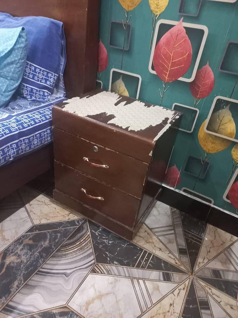 BED WITH 2 SIDE TABLE 2