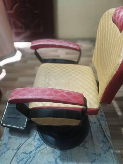 Saloon chair