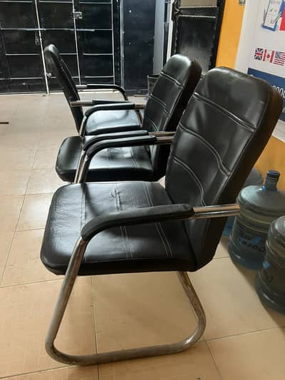 12 Office Chairs Available in Reasonable Prices