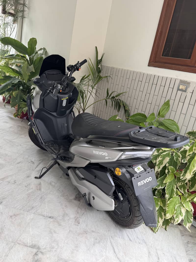 Revoo E52 1