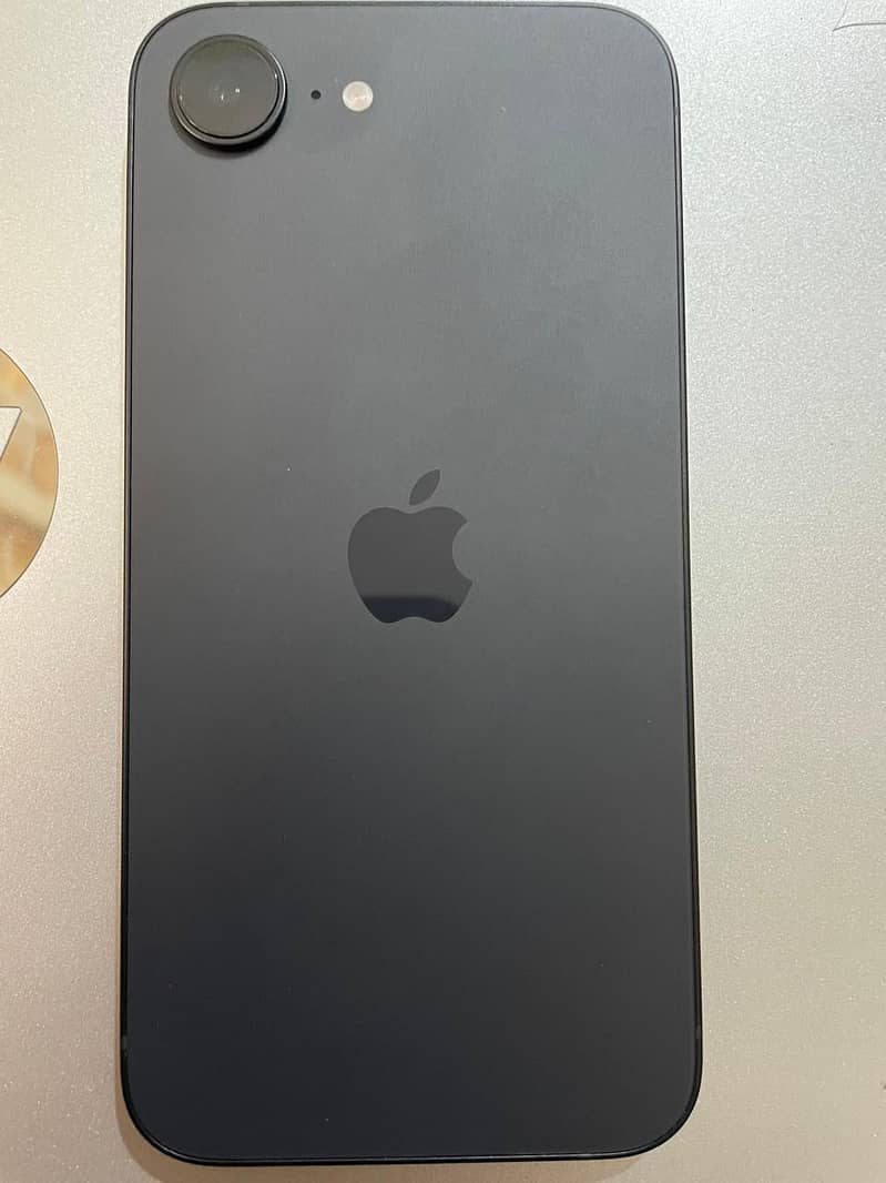 Apple iPhone 16e 1
