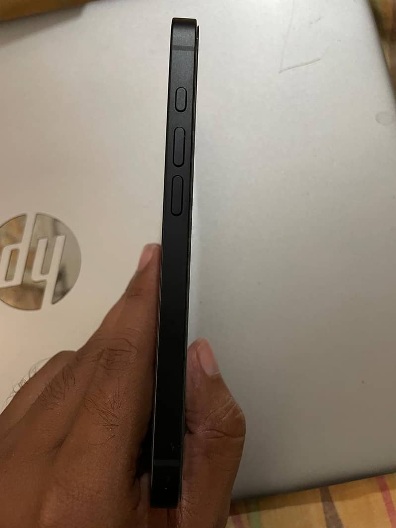 Apple iPhone 16e 2