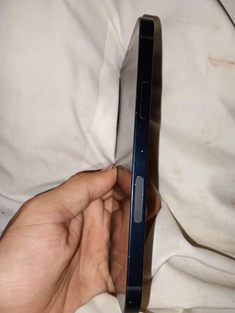 Apple iPhone 12 4