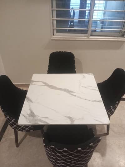 dinning table with four chairs