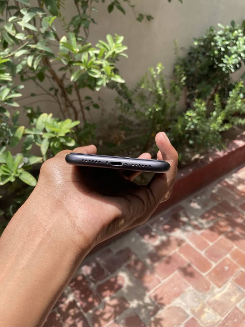 iPhone 11 4