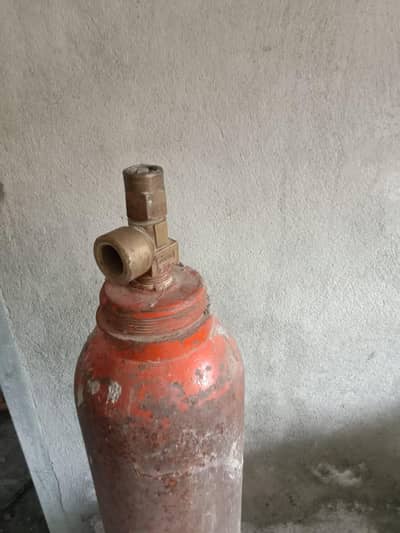 Old Oxygen Cylinder for Sale – Good Condition with oxygen mask