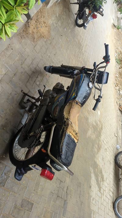 unique bike 2012 model bhtreen chlrhi h  pehcla rim new hai tyer dono