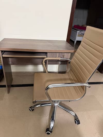 Office table chair for sale, in good condition