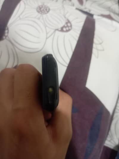 back cover crack hai mobile all ok hai sim chalata ha