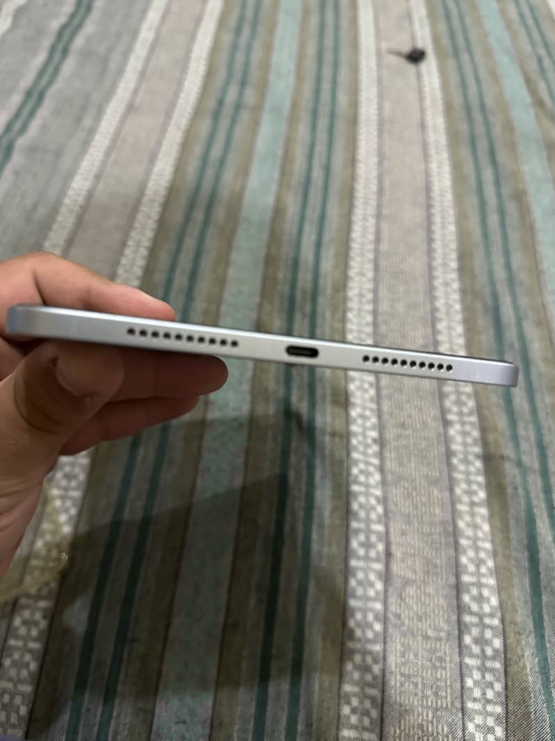 Ipad mini 7 with box 3