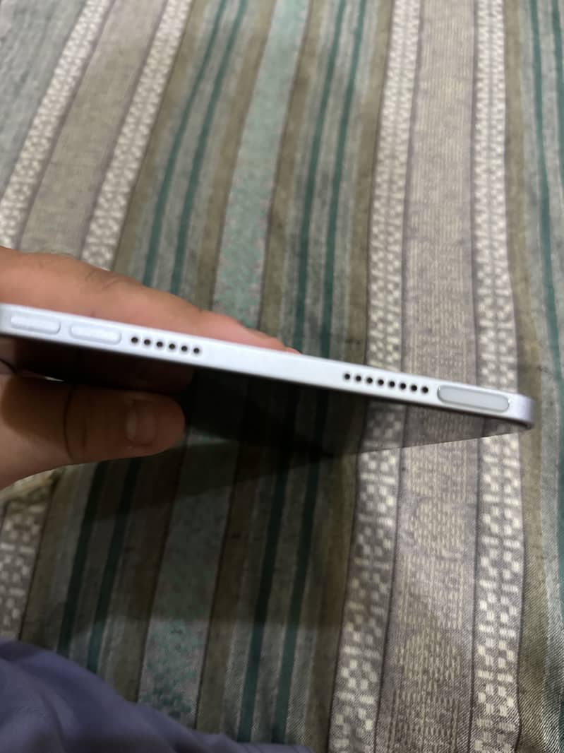 Ipad mini 7 with box 4