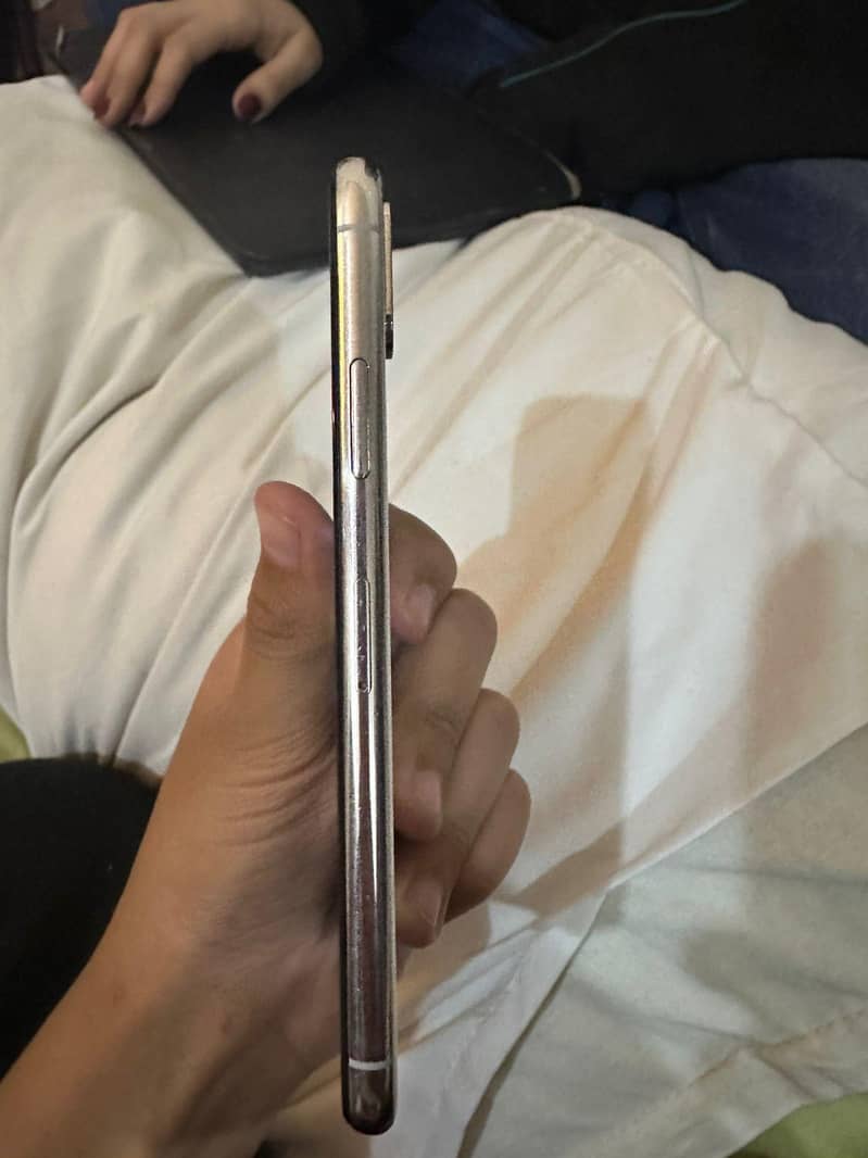 Apple iPhone X 4
