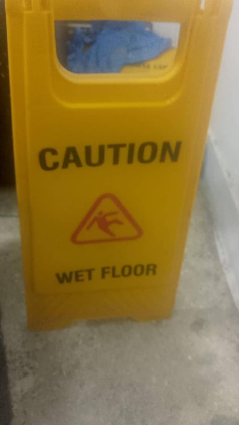 wet floor 0