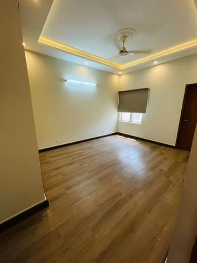 G 11/3 New Pha flat for Rent C type Ground floor Extra land fully Renvoted Tile flooring 3 bed 2bath tvl kitchen gas Available family beachlar office