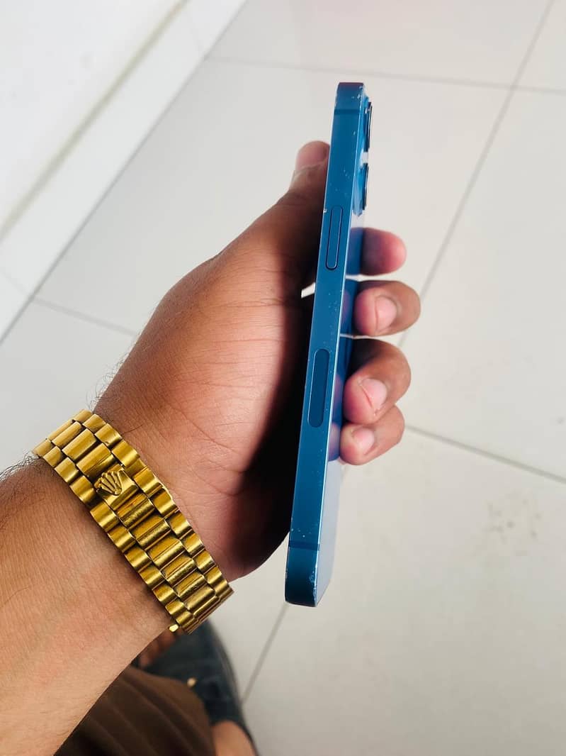 Apple iPhone 13 8