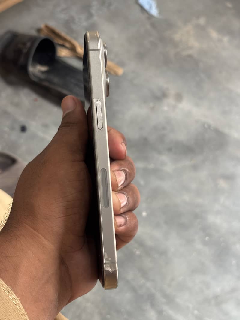 Apple iPhone 15 Pro Max 2