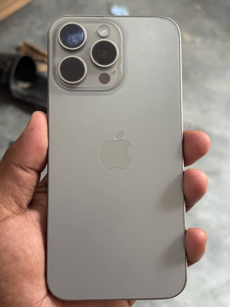 Apple iPhone 15 Pro Max 4