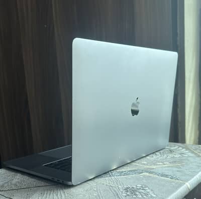 MacBook Pro 2 / 16GB Ram 256GB Storage Core i7 / 2.8 GHz