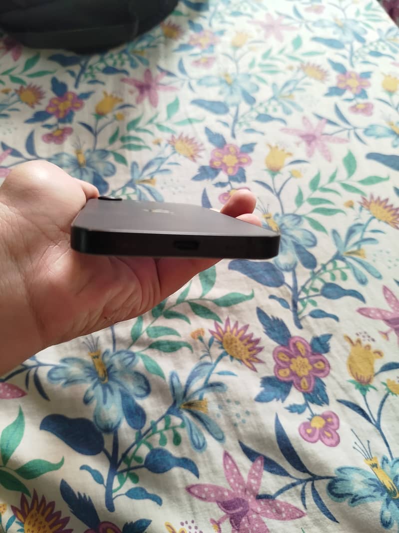Apple iPhone 16e 0