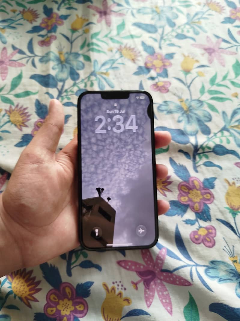 Apple iPhone 16e 4