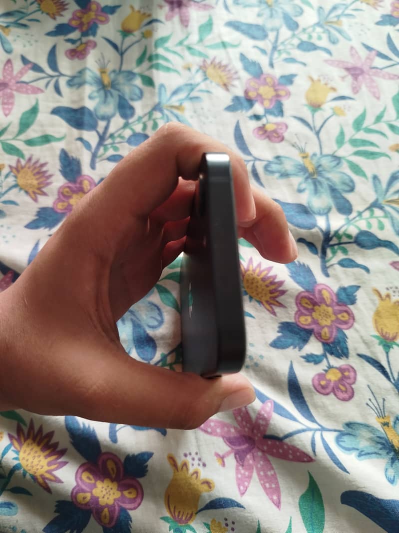 Apple iPhone 16e 7