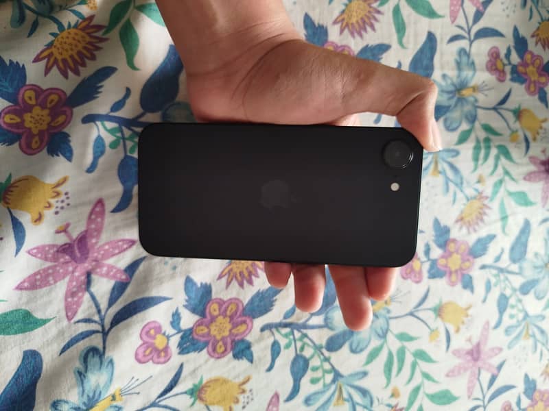 Apple iPhone 16e 8