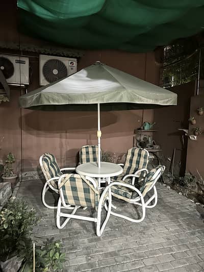 Pvc chairs 5 and 1 table with umbrella