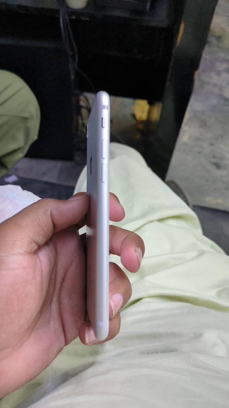 Apple iPhone 7 3