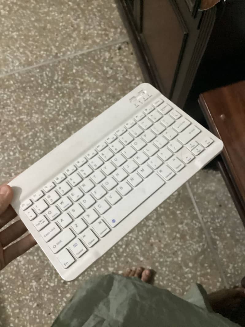 BLUETOOTH KEYBOARD 0