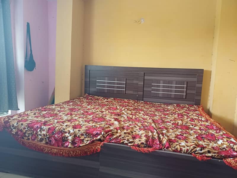 2 single beds without matris 0