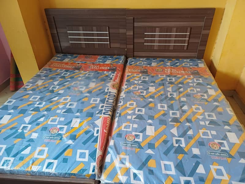2 single beds without matris 1