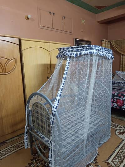 Kids Cot 5/10 condition