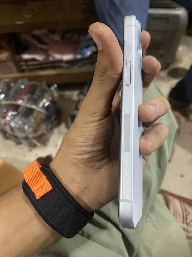 Apple iPhone 15 4