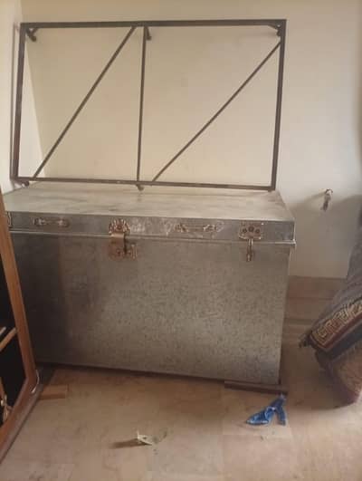 new paeti for sale new with stand