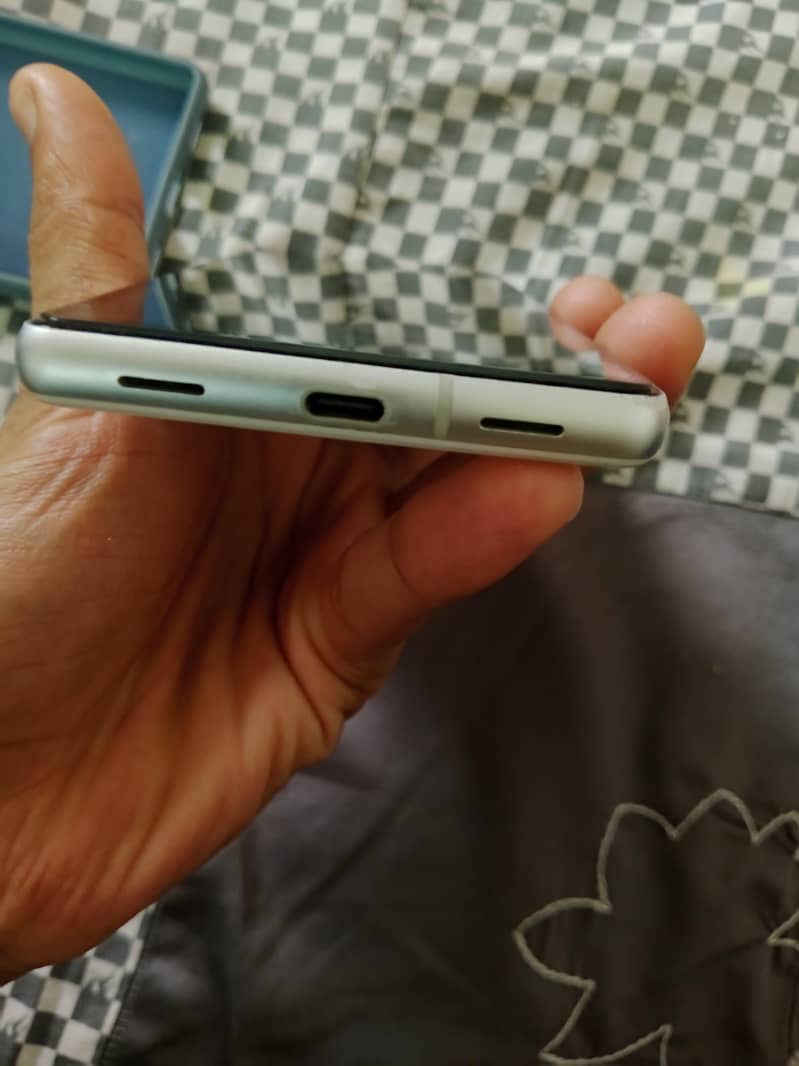 Google Pixel 7a 5