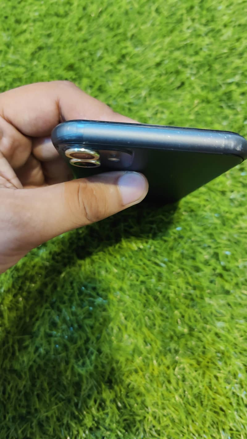 Apple iPhone 11 Factory Unlocked 4