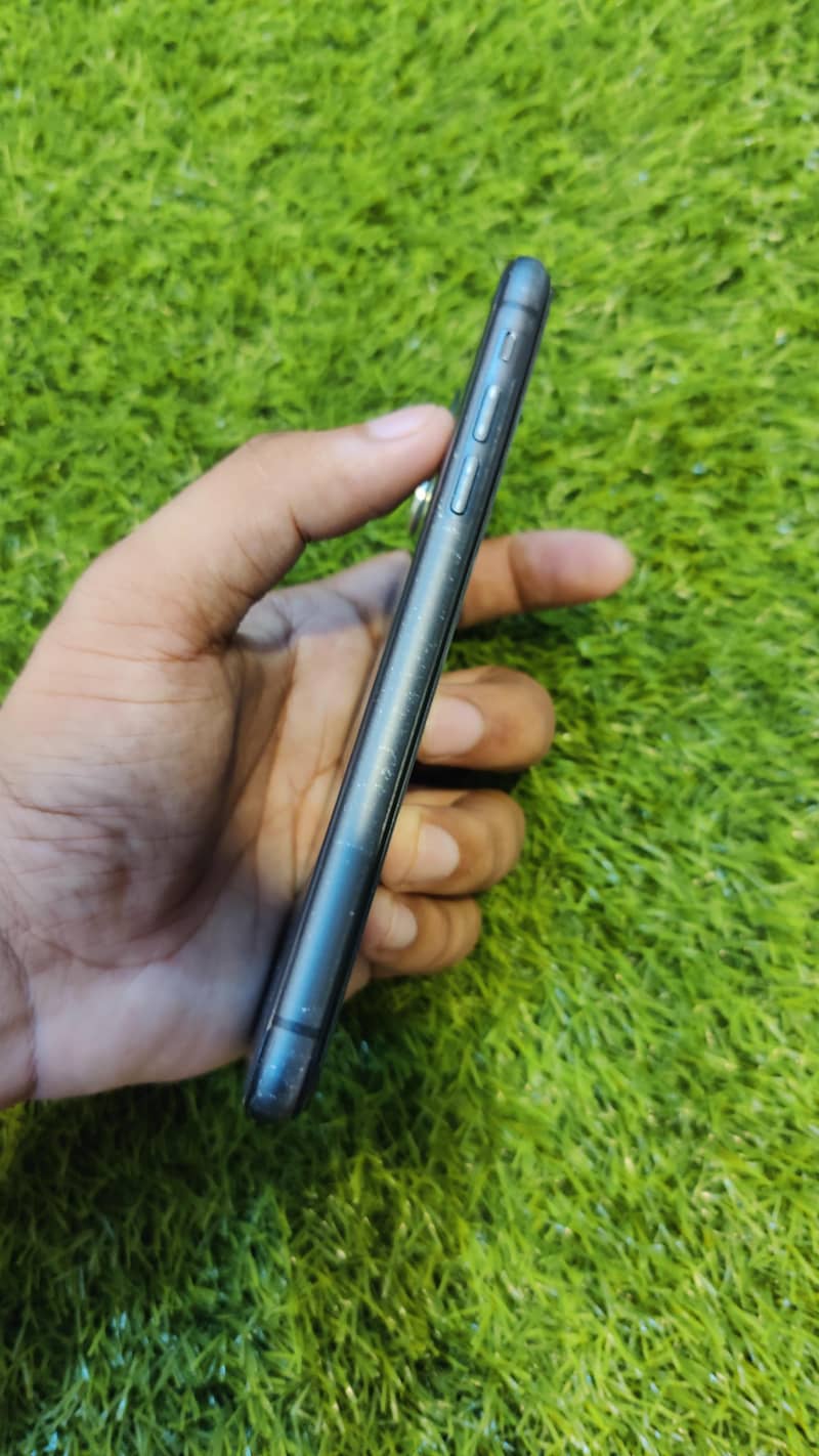 Apple iPhone 11 Factory Unlocked 5