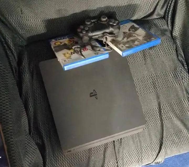 PS4 Slim 1
