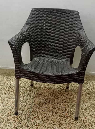 4 chairs ka hai just 2 month slightly used hai no damage no cracks