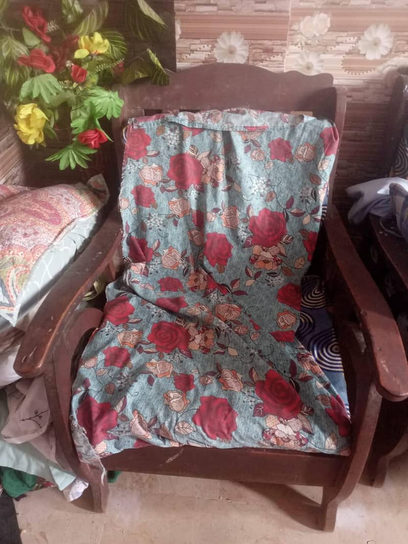 5 seater sofa.  table 0