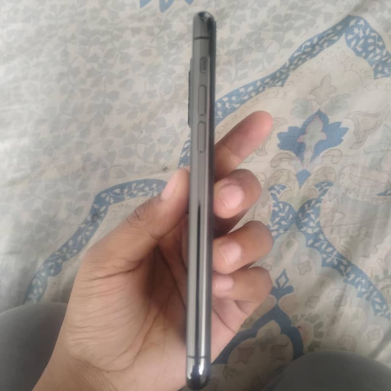 Apple iPhone 11 Pro 4