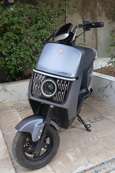 Ride electric scooty